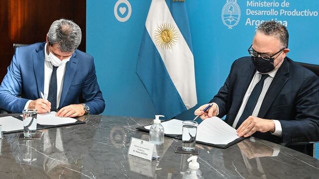 Sergio Uñac y Matías Kulfas en la firma del financiamiento.