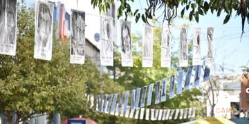 Una muestra fotográfica con la imagen de los desaparecidos puntanos durante la dictadura militar fue inaugurada en la peatonal de San Luis. Gentileza El Diario