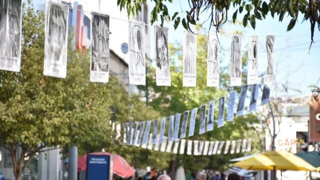 Una muestra fotográfica con la imagen de los desaparecidos puntanos durante la dictadura militar fue inaugurada en la peatonal de San Luis. Gentileza El Diario