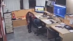 Se cayó en el trabajo y las imágenes se viralizaron en redes sociales.