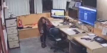 Se cayó en el trabajo y las imágenes se viralizaron en redes sociales.