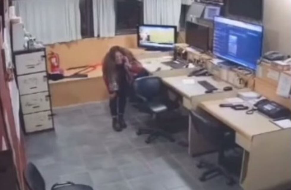Se cayó en el trabajo, quedó filmada por las cámaras y el desopilante video se viralizó en Córdoba