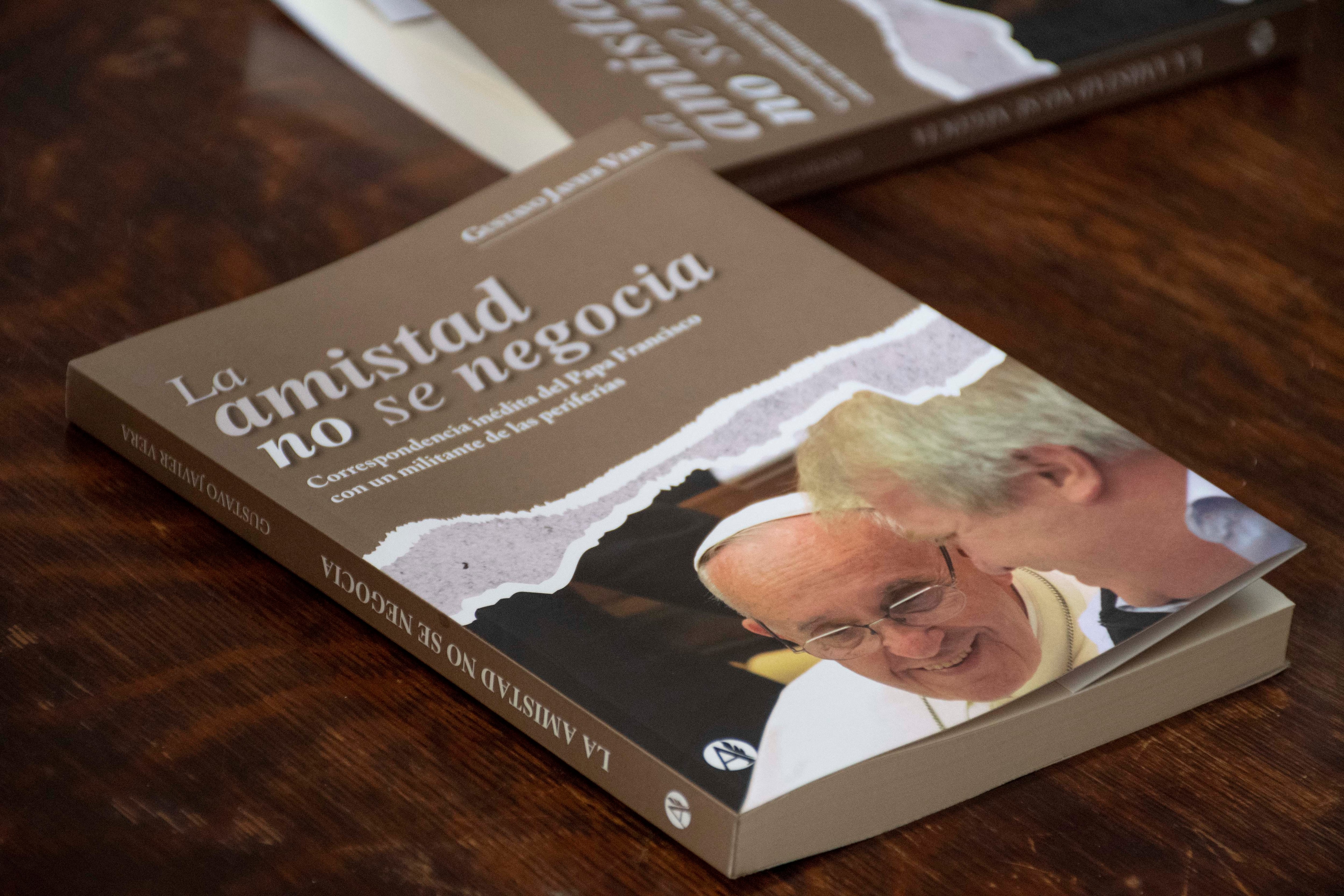 “La amistad no se negocia”, el libro donde Gustavo Vera comparte aspectos de su vínculo con el papa Francisco.