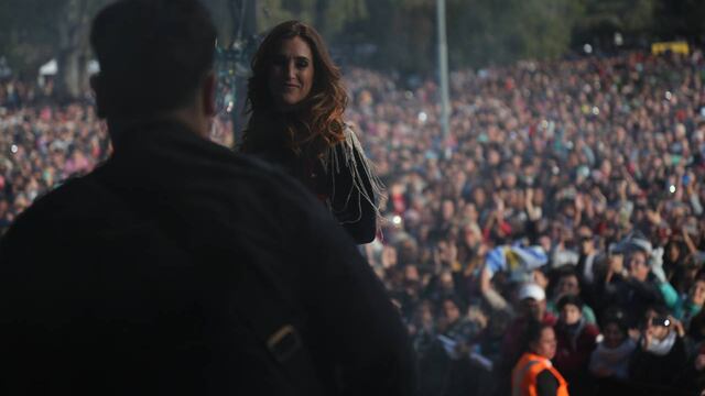 La cantante de 41 años se presentó con toda su banda de espaldas al río Paraná.