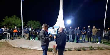 El intendente acompaó a los veteranos de Malvinas durante la vigilia en el monumento en la rotonda del Cristo.