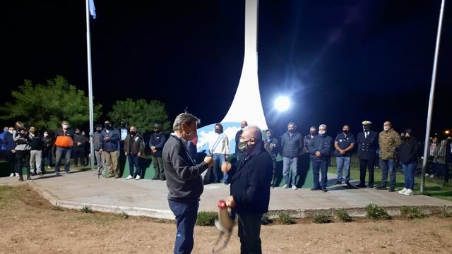 El intendente acompaó a los veteranos de Malvinas durante la vigilia en el monumento en la rotonda del Cristo.
