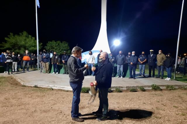 El intendente acompaó a los veteranos de Malvinas durante la vigilia en el monumento en la rotonda del Cristo.