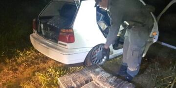 Secuestran contrabando de marihuana transportado en un vehículo en Jardín América.