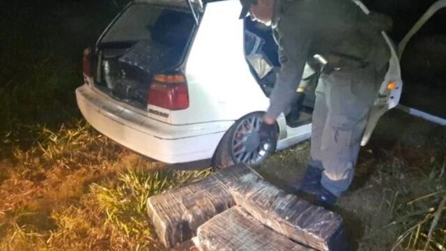 Secuestran contrabando de marihuana transportado en un vehículo en Jardín América.
