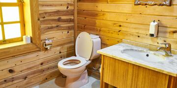 Bomberos de Neuquén tuvieron que ayudar a una mujer cuyo dedo se atoró en el inodoro.