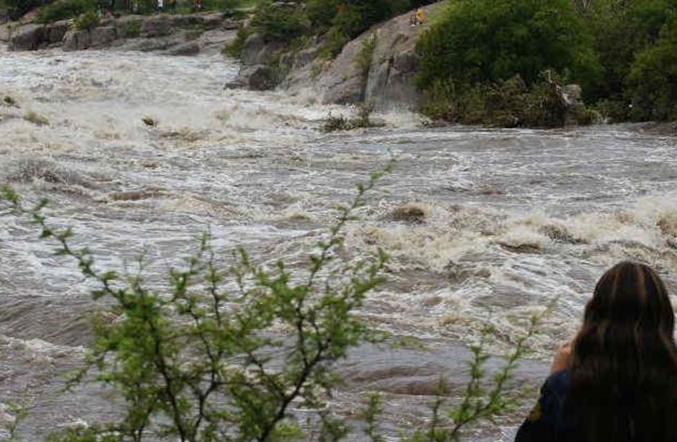 Video: intentó cruzar el vado del río Panaholma en auto y la corriente se lo llevó
