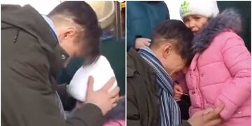 Ucrania. Un padre se despide de su hija que va a ser evacuada.
