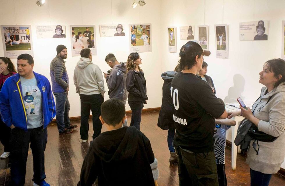 Ushuaia: inauguraron la muestra “Noche Mágica con D10S”