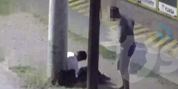 Las cámaras del 911 captaron el momento del cobarde robo.