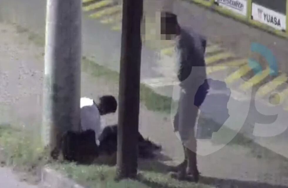 Video: en Córdoba, le robó el bolso a una persona dormida en la vereda y escapó caminando