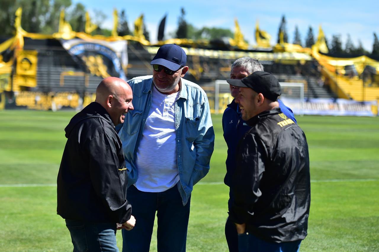 Parafraseando a Yupanqui, "las penas son de nosotros, las sonrisas son ajenas". Ricardo Sastre, presidente del club local; Walter Morales, mandamás “albiceleste”; Gustavo Sastre, intendente de la ciudad de Puerto Madryn; y Mario Humberto Lobo, conversan en la previa del partido.