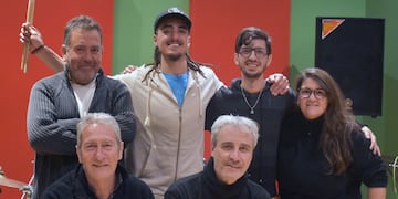 Banda Ella También: Alejandro Moyano, Simón Diez, Juan Ignacio Groba, Valeria Trentacoste, Carlos Puebla y Javier Calvin.