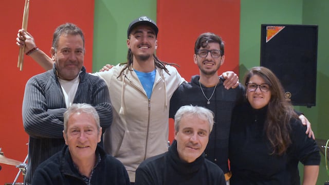 Integrantes de Ella También: Alejandro Moyano, Simón Diez, Juan Ignacio Groba, Valeria Trentacoste, Carlos Puebla y Javier Carlin