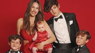 Pampita y Ana, ladys in red y sus tres hermanos, de etiqueta.