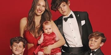 Pampita y Ana, ladys in red y sus tres hermanos, de etiqueta.