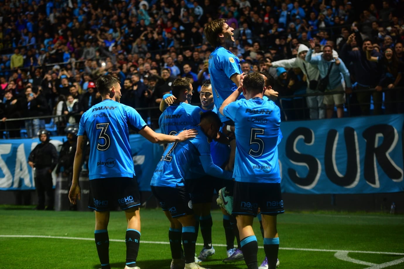 Festejo de Belgrano del gol. El 1-0 lo marcó Francisco González Metilli, su primero en el celeste. (Javier Ferreyra / La Voz)