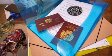 Parte de los documentos encontrados en los allanamientos por parte de la PSA. Foto: La Voz.