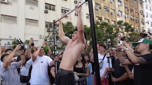 El influencer Gero Arias logro completar el “reto de las dominadas” con una juntada masiva en el Obelisco (Foto: Twitter)