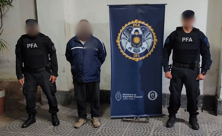 Personal de la Policía Federal Argentina incautó en Santiago del Estero un millonario cargamento de 85 kilos de cocaína y detuvo a un hombre oriundo de Jujuy.