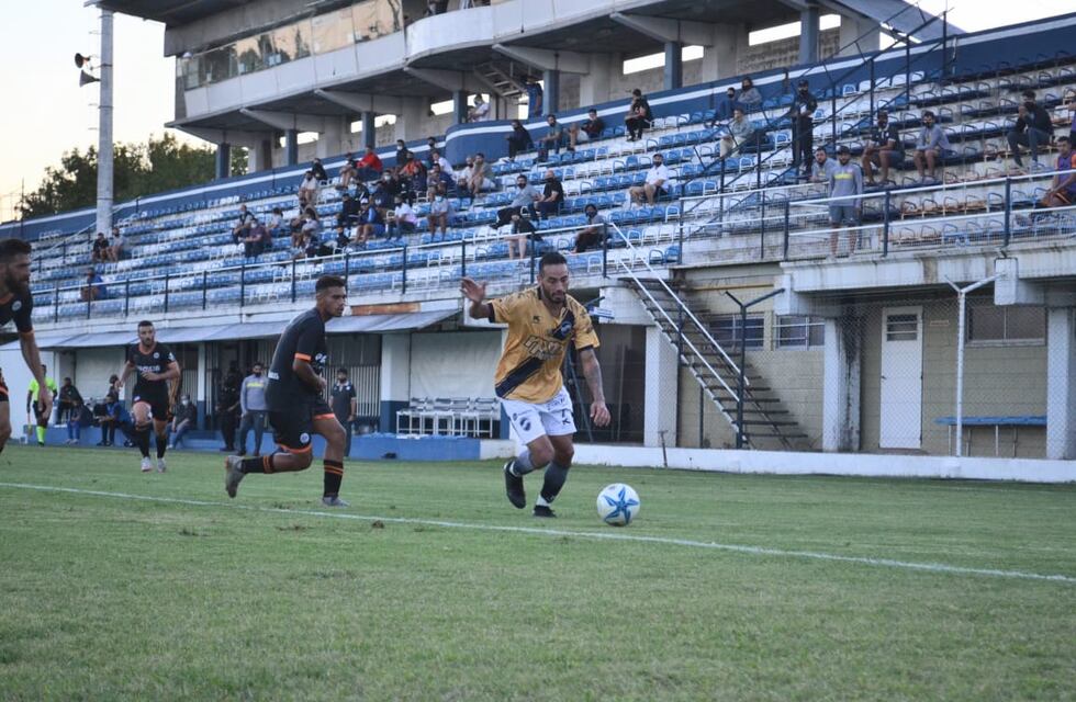 Ben Hur se recuperó y le ganó 2 a 0 a ADIUR, que terminó con 10
