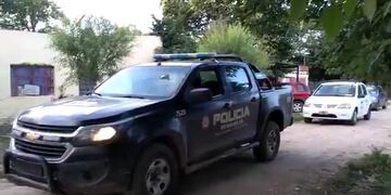 La Policía se quedó custodiando la vivienda de Pasaje Segundo al 7600. (@veroensinas)