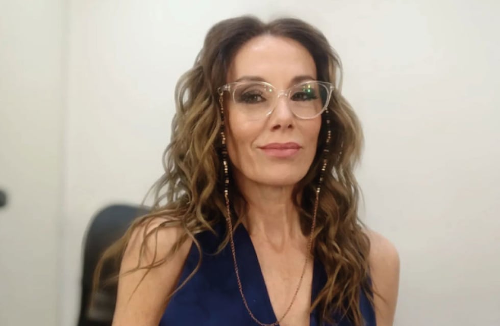 Desde la India y a sus 57 años, Viviana Saccone marcó tendencia con una túnica en tonos tierra y detalles de brillos