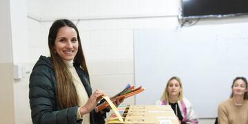 La precandidata a concejala, María Paz Caruso, emitiendo su voto