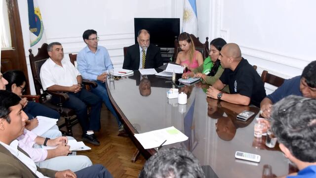 Los ministros Normando Álvarez García y Federico Cardozo, en la cabecera de la mesa, acompañados por funcionarios de sus equipos de trabajo, reunidos con dirigentes locales de los gremios ATSA, SOEMFA, ATE y UPCN.