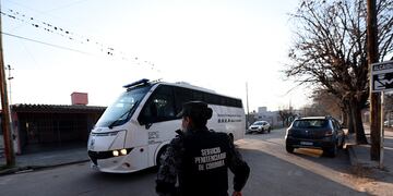 Trasladan para indagatoria a los policías detenidos por el crimen de Jonatan Romo en Tribunales de Cosquín. (La Voz)