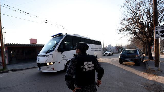 Trasladan para indagatoria a los policías detenidos por el crimen de Jonatan Romo en Tribunales de Cosquín. (La Voz)