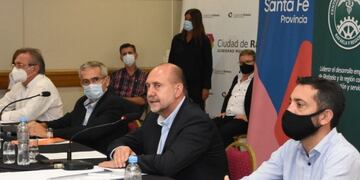 Omar Perotti confirmó en Rafaela que se posterga la aplicación de la segunda dosis de vacunas contra el coronavirus para que más personas tengan defensas antes de la segunda ola. (foto Mario Liotta)
