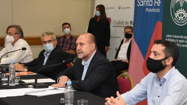 Omar Perotti confirmó en Rafaela que se posterga la aplicación de la segunda dosis de vacunas contra el coronavirus para que más personas tengan defensas antes de la segunda ola. (foto Mario Liotta)