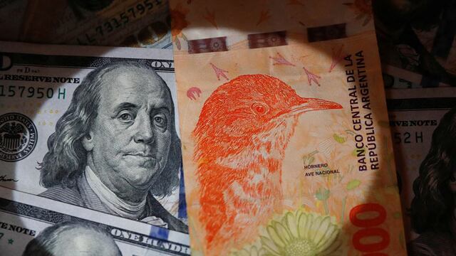 Competencia de monedas: desde mañana los precios podrán exhibirse en dólares (Reuters)