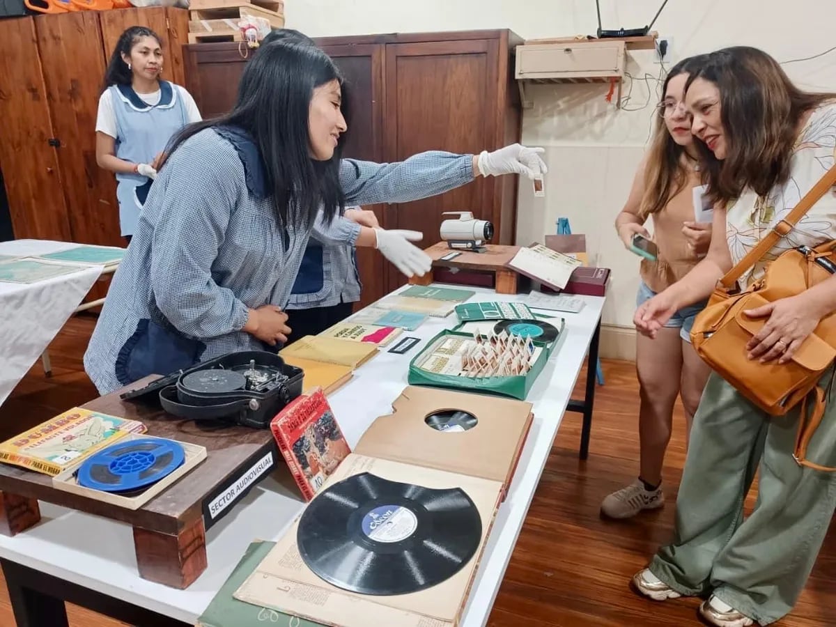 La propuesta en la Noche de los Museos no solo permitió difundir el patrimonio de la institución, sino también celebrar el profundo sentido de identidad y pertenencia que caracteriza a la comunidad normalista.