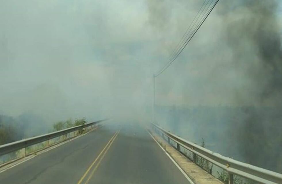 De película: una cortina de humo obligó a cortar la circulación de un puente en Concordia