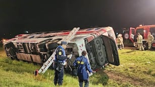 Volcó un omnibus de la empresa Flecha Bus.