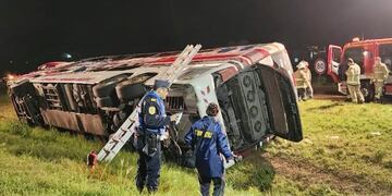 Volcó un omnibus de la empresa Flecha Bus.