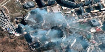 Un edificio de departamentos en llamas en el noreste de Mariúpol, Ucrania, durante la invasión rusa. (Archivo)