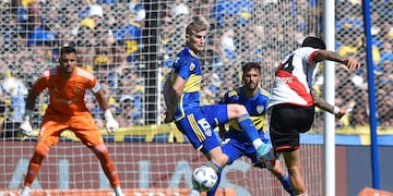 Pérez ya sacó el remate que se va a desviar en Rondón para el 1 a 0 (Foto: AP).