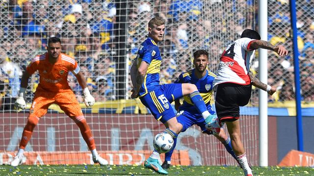 Pérez ya sacó el remate que se va a desviar en Rondón para el 1 a 0 (Foto: AP).
