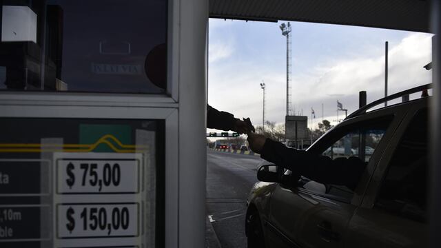 El trabajador del peaje es furor en las redes sociales.