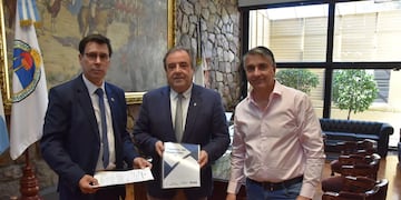 El ministro Federico Cardozo (izq.), al momento de entregar el informe al vicegobernador Alberto Bernis y al secretario parlamentario Martín Luque.