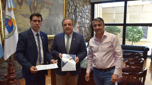 El ministro Federico Cardozo (izq.), al momento de entregar el informe al vicegobernador Alberto Bernis y al secretario parlamentario Martín Luque.
