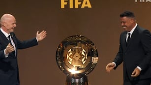 El presidente de la FIFA dio inicio al sorteo mostrando el trofeo que levantará el campeón del mundo. / Foto: FIFA