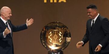 El presidente de la FIFA dio inicio al sorteo mostrando el trofeo que levantará el campeón del mundo. / Foto: FIFA